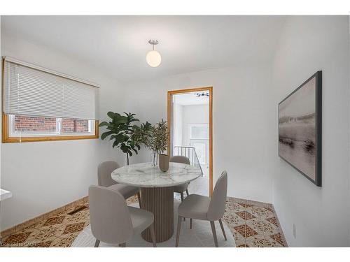100 Antigua Road, Mississauga, ON - Indoor Photo Showing Dining Room