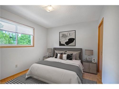 100 Antigua Road, Mississauga, ON - Indoor Photo Showing Bedroom