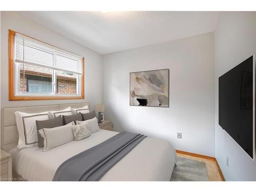 100 Antigua Road, Mississauga, ON - Indoor Photo Showing Bedroom