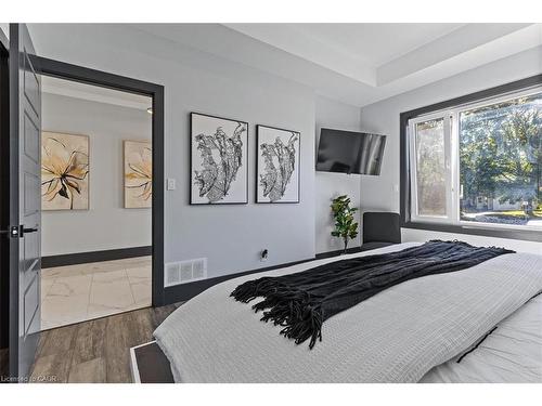 404 Montrose Street N, Cambridge, ON - Indoor Photo Showing Bedroom