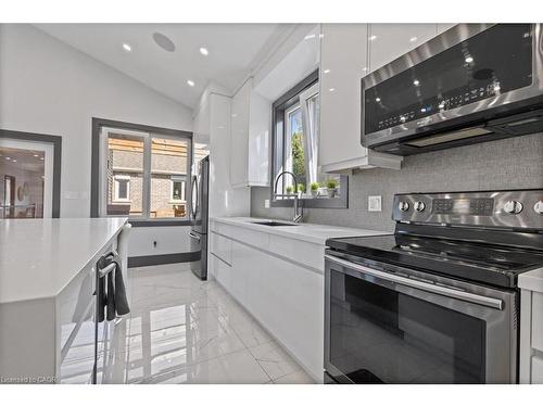 404 Montrose Street N, Cambridge, ON - Indoor Photo Showing Kitchen
