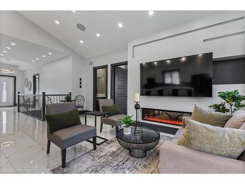 404 Montrose Street N, Cambridge, ON - Indoor Photo Showing Living Room