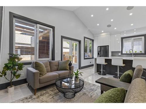 404 Montrose Street N, Cambridge, ON - Indoor Photo Showing Living Room