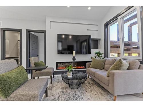 404 Montrose Street N, Cambridge, ON - Indoor Photo Showing Living Room