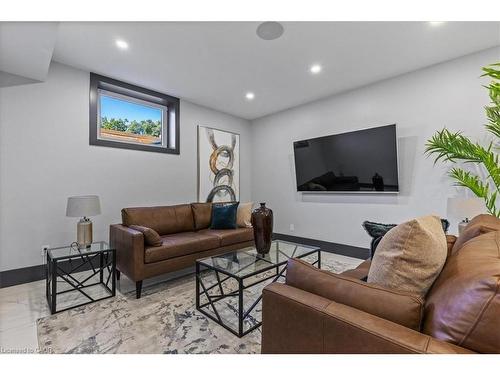 404 Montrose Street N, Cambridge, ON - Indoor Photo Showing Living Room