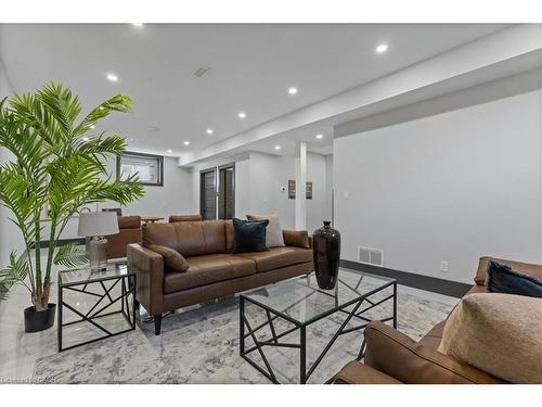 404 Montrose Street N, Cambridge, ON - Indoor Photo Showing Living Room