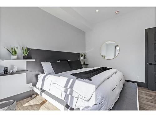 404 Montrose Street N, Cambridge, ON - Indoor Photo Showing Bedroom