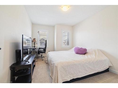 107 Pagebrook Crescent, Stoney Creek, ON - Indoor Photo Showing Bedroom