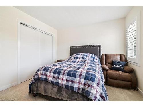 107 Pagebrook Crescent, Stoney Creek, ON - Indoor Photo Showing Bedroom
