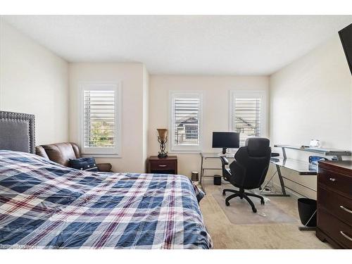 107 Pagebrook Crescent, Stoney Creek, ON - Indoor Photo Showing Bedroom