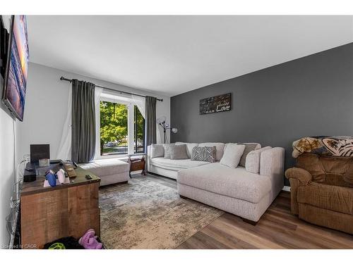 110 Graystone Crescent, Welland, ON - Indoor Photo Showing Living Room