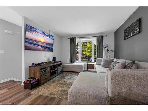 110 Graystone Crescent, Welland, ON - Indoor Photo Showing Living Room