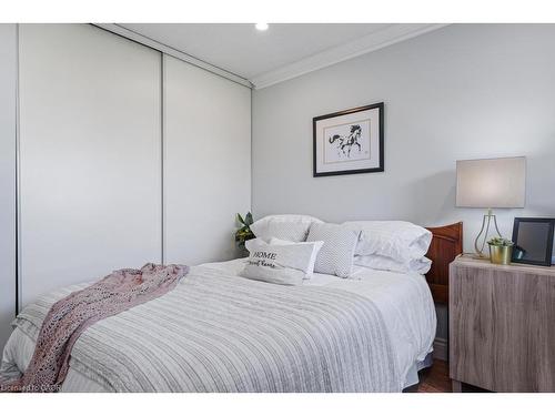 5-104 Frances Avenue, Stoney Creek, ON - Indoor Photo Showing Bedroom