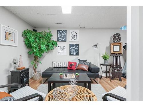 5-104 Frances Avenue, Stoney Creek, ON - Indoor Photo Showing Living Room