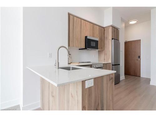 304-25 Wellington Street S, Kitchener, ON - Indoor Photo Showing Kitchen With Upgraded Kitchen