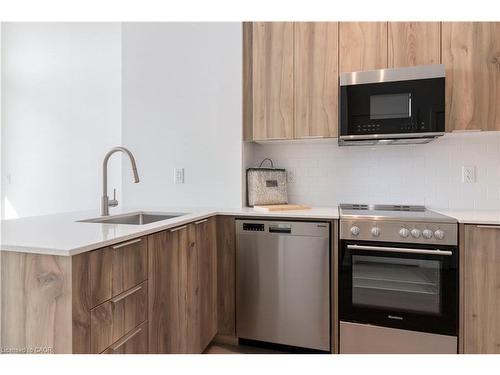 304-25 Wellington Street S, Kitchener, ON - Indoor Photo Showing Kitchen With Upgraded Kitchen