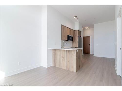 304-25 Wellington Street S, Kitchener, ON - Indoor Photo Showing Kitchen