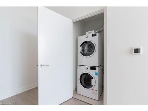 304-25 Wellington Street S, Kitchener, ON - Indoor Photo Showing Laundry Room