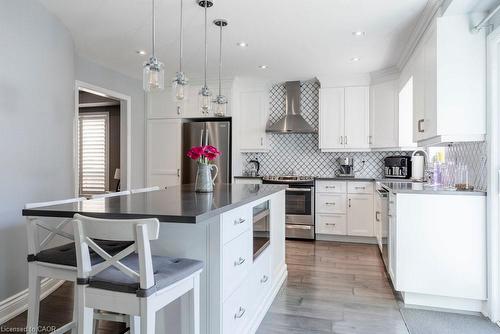 15 Buttercup Crescent, Waterdown, ON - Indoor Photo Showing Kitchen With Upgraded Kitchen