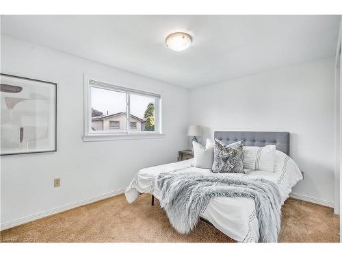 9 Valanna Court, Hamilton, ON - Indoor Photo Showing Bedroom