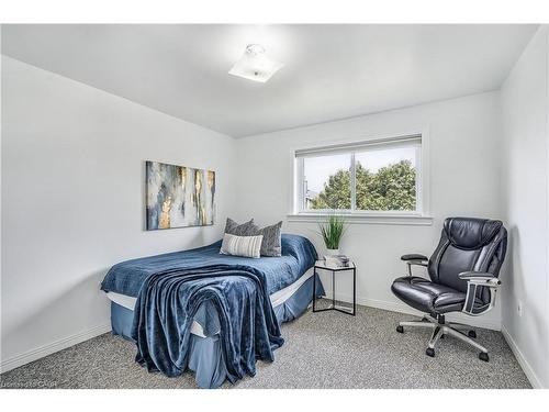 9 Valanna Court, Hamilton, ON - Indoor Photo Showing Bedroom