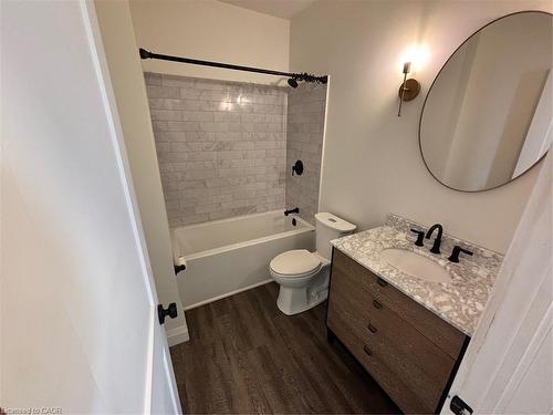96 London Street N, Hamilton, ON - Indoor Photo Showing Bathroom