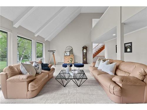 15633 Kennedy Road, Caledon, ON - Indoor Photo Showing Living Room