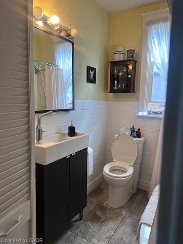 84 Barons Avenue N, Hamilton, ON - Indoor Photo Showing Bathroom