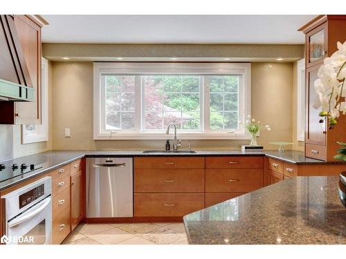 6365 Breckenridge Place, Burlington, ON - Indoor Photo Showing Kitchen