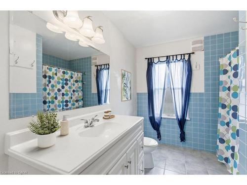 68 Atkinson Boulevard, Dundas, ON - Indoor Photo Showing Bathroom