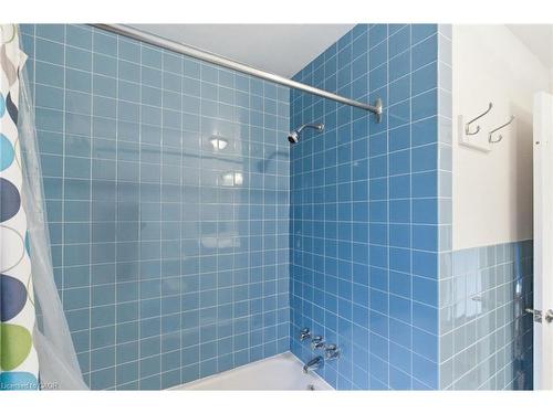 68 Atkinson Boulevard, Dundas, ON - Indoor Photo Showing Bathroom