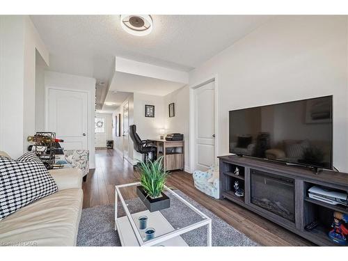 69-470 Beach Boulevard, Hamilton, ON - Indoor Photo Showing Living Room