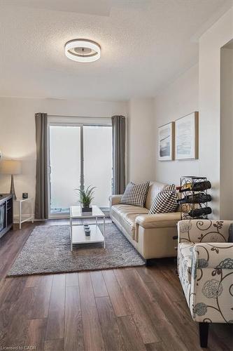 69-470 Beach Boulevard, Hamilton, ON - Indoor Photo Showing Living Room