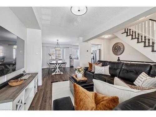 69-470 Beach Boulevard, Hamilton, ON - Indoor Photo Showing Living Room