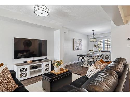 69-470 Beach Boulevard, Hamilton, ON - Indoor Photo Showing Living Room