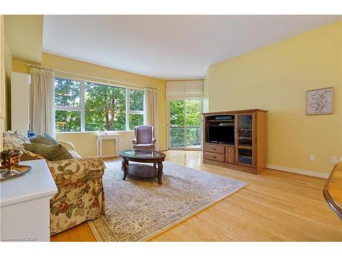 102-77 Governors Road, Dundas, ON - Indoor Photo Showing Living Room