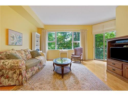 102-77 Governors Road, Dundas, ON - Indoor Photo Showing Living Room