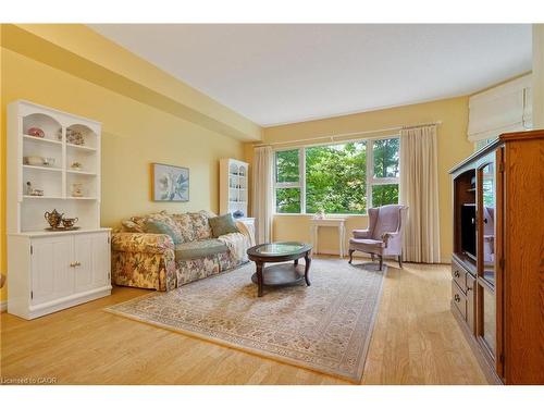 102-77 Governors Road, Dundas, ON - Indoor Photo Showing Living Room