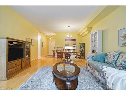 102-77 Governors Road, Dundas, ON - Indoor Photo Showing Living Room