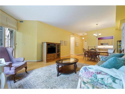 102-77 Governors Road, Dundas, ON - Indoor Photo Showing Living Room