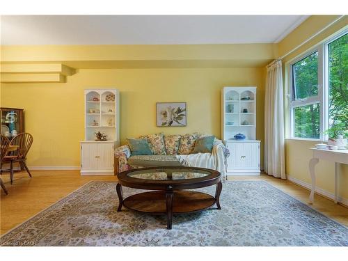 102-77 Governors Road, Dundas, ON - Indoor Photo Showing Living Room