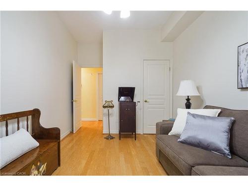 102-77 Governors Road, Dundas, ON - Indoor Photo Showing Bedroom