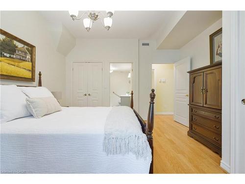 102-77 Governors Road, Dundas, ON - Indoor Photo Showing Bedroom