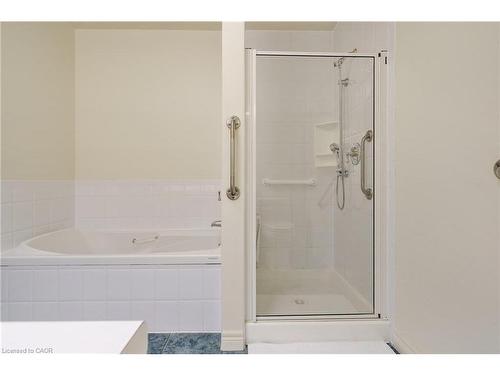 102-77 Governors Road, Dundas, ON - Indoor Photo Showing Bathroom