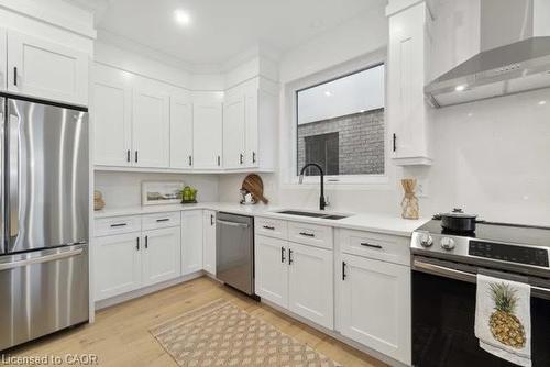 186 Cedardale Avenue, Stoney Creek, ON - Indoor Photo Showing Kitchen With Upgraded Kitchen