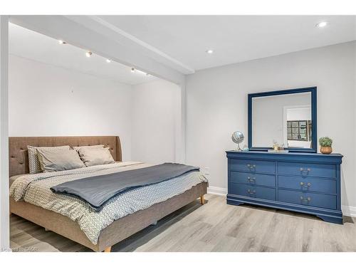 1034 Meredith Avenue, Mississauga, ON - Indoor Photo Showing Bedroom