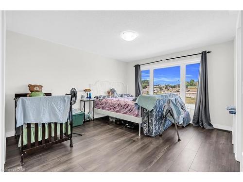 106-585 Colborne Street E, Brantford, ON - Indoor Photo Showing Bedroom