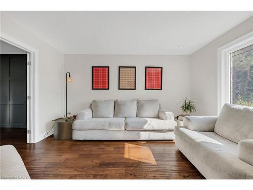 201 Jones Road, Stoney Creek, ON - Indoor Photo Showing Living Room