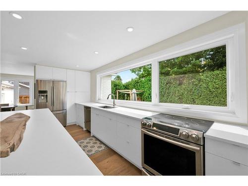912 Boothman Avenue, Burlington, ON - Indoor Photo Showing Kitchen