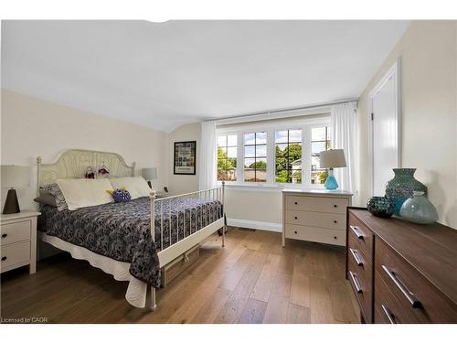 912 Boothman Avenue, Burlington, ON - Indoor Photo Showing Bedroom
